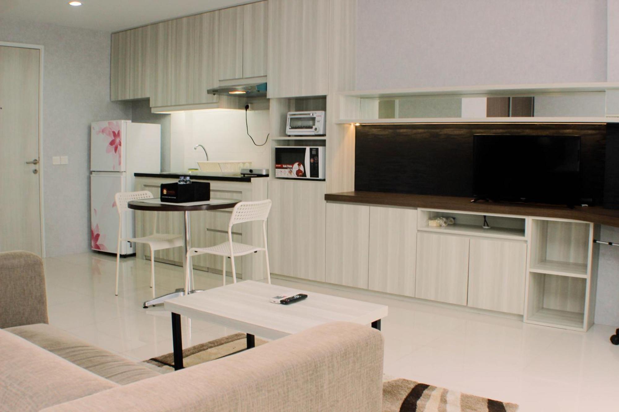 Apartemen Big And Cozy At Azalea By Travelio Bekasi